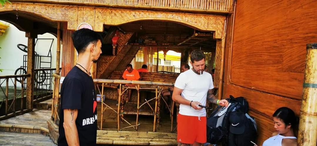 Готель Bambooze Hauz Balabag  Екстер'єр фото