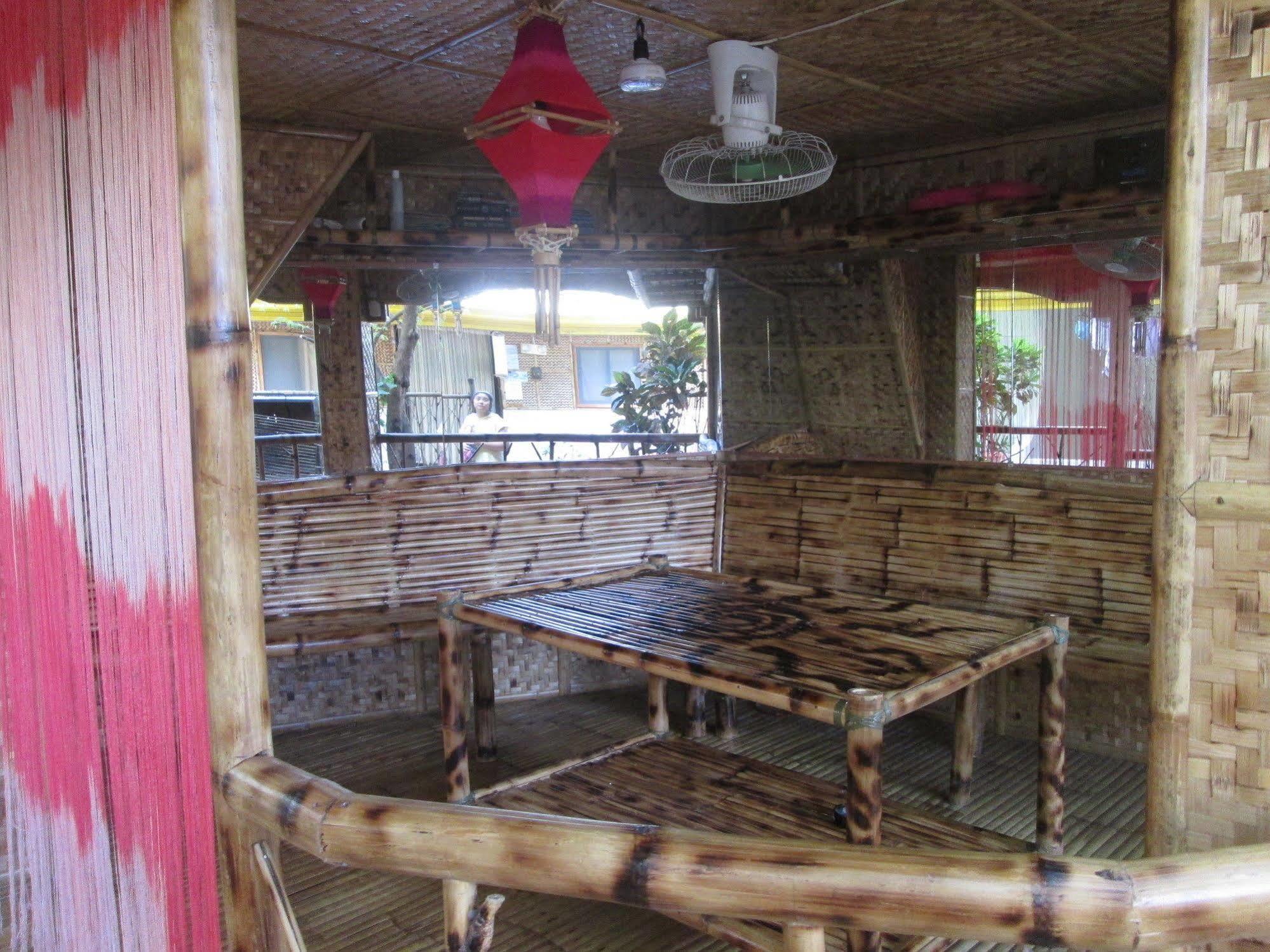 Готель Bambooze Hauz Balabag  Екстер'єр фото