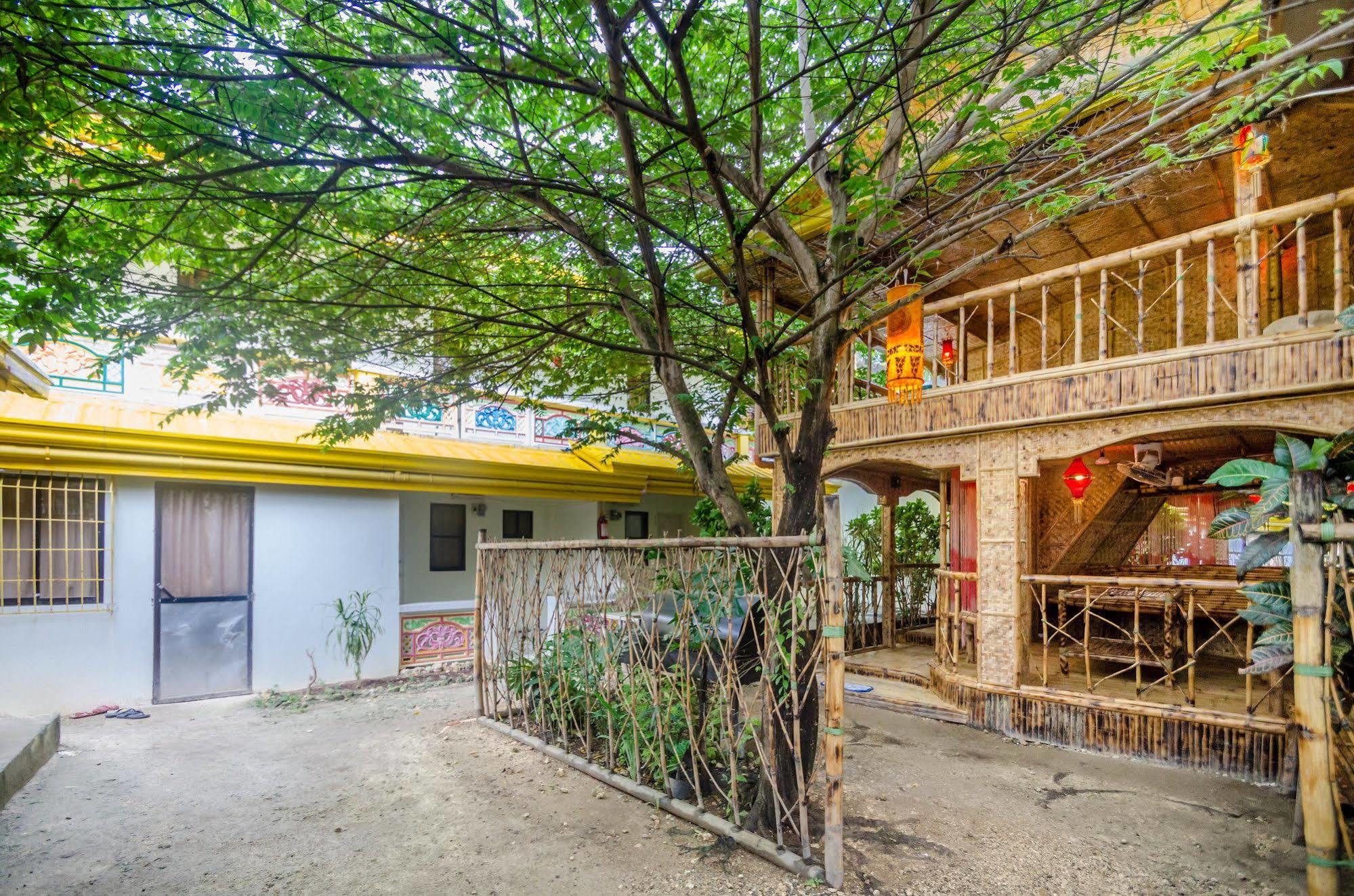 Готель Bambooze Hauz Balabag  Екстер'єр фото